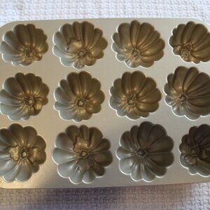 Nordicware pumpkin patch bundt pan